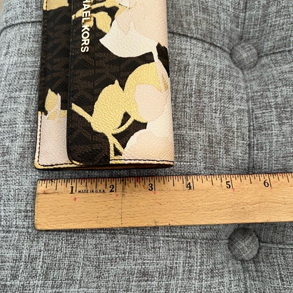 Michael Kors slim signature wallet w/floral design. - Picture 7 of 7
